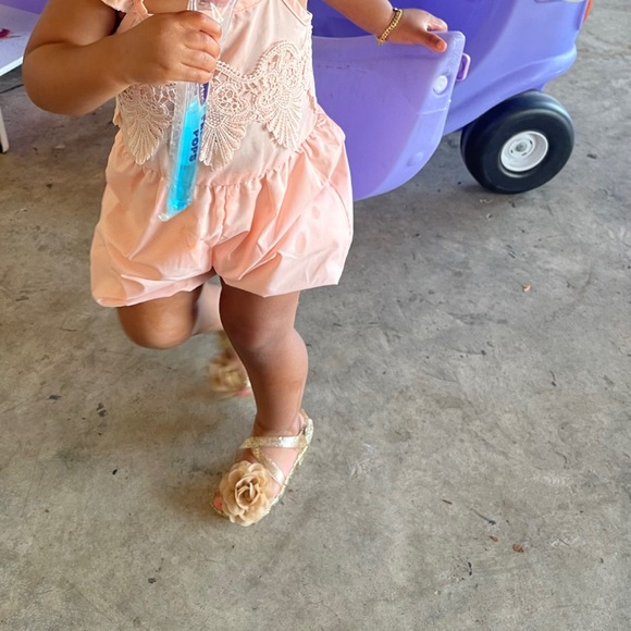 Gold Sandals with Flower. Size 5C - Picture 5 of 5